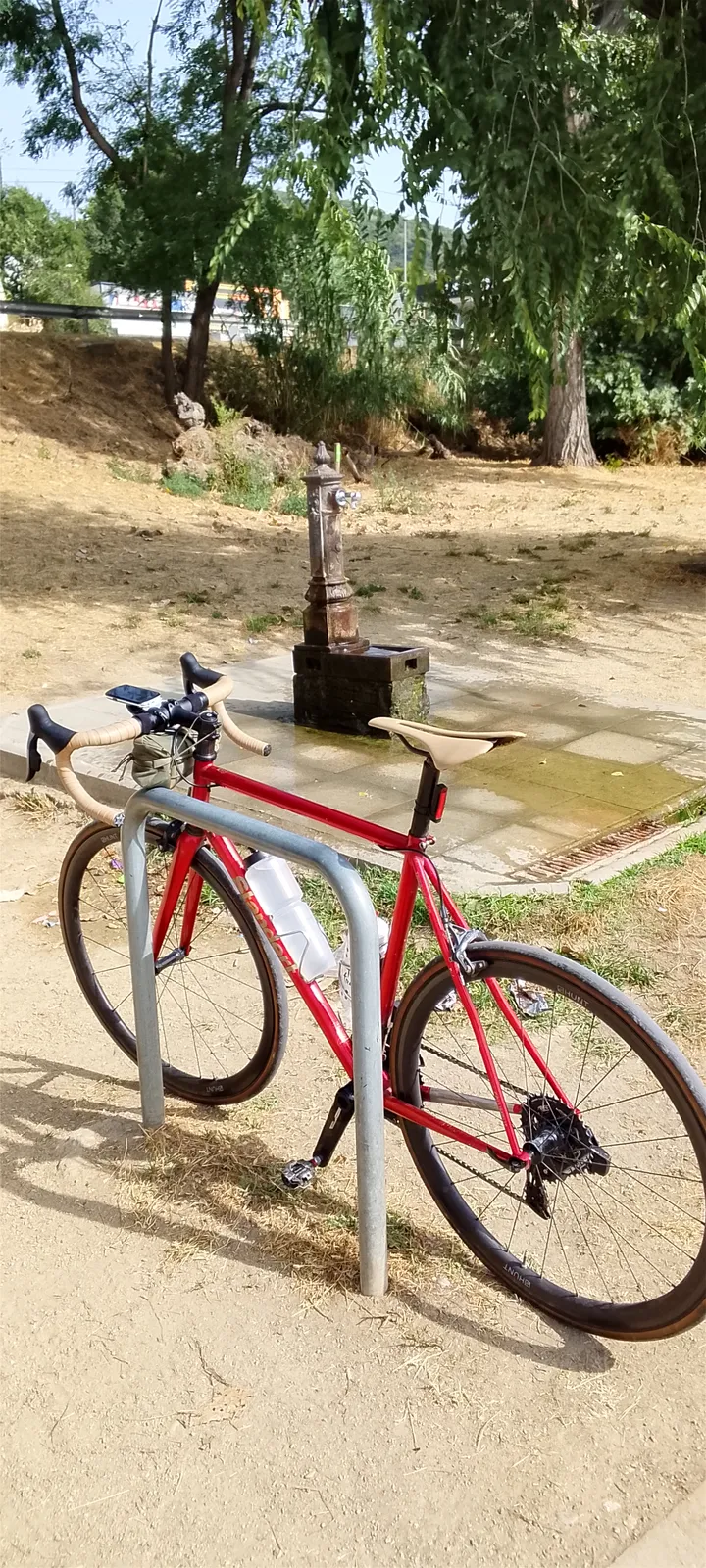 The Montcada fountain at the foot of la Vallensana, fill up