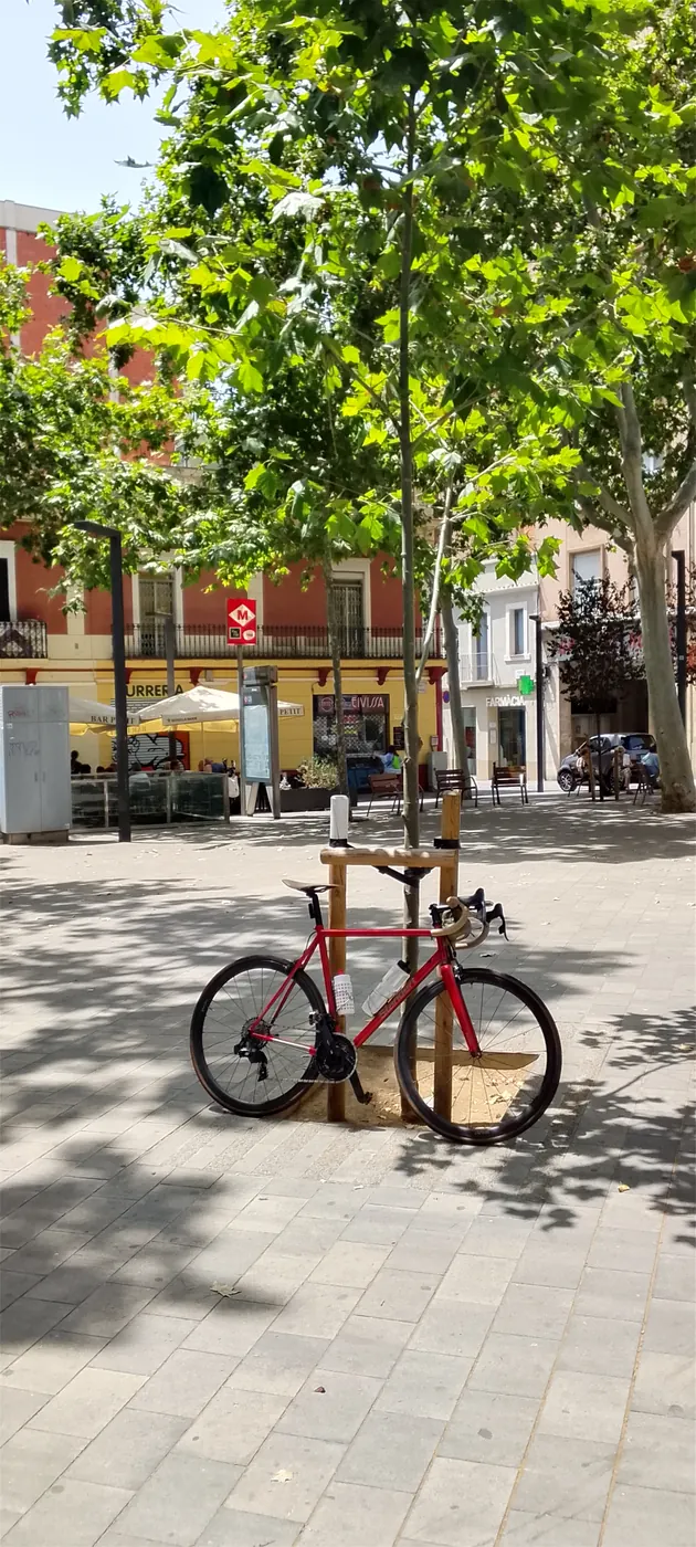 Plaça d'Eivissa, Horta, the lunch stop